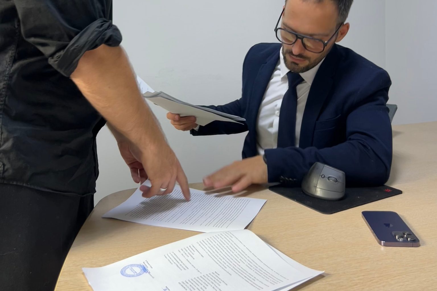 Юристы проводят консультацию для клиентов разных категорий